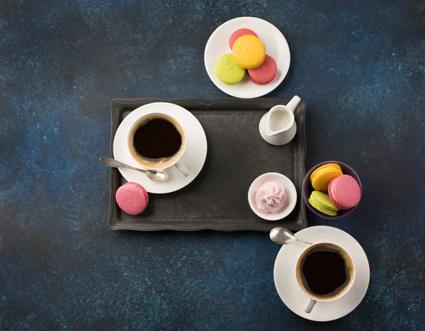 Dos tazas de café y dulces en la mesa —  Fotos de Stock