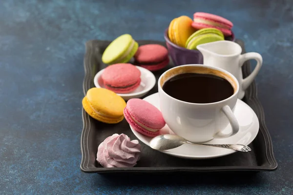 Tazza di caffè e dolci in tavola — Foto Stock