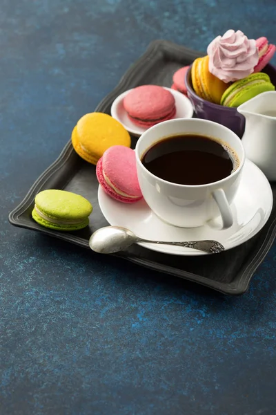 Taza de café y dulces en la mesa —  Fotos de Stock