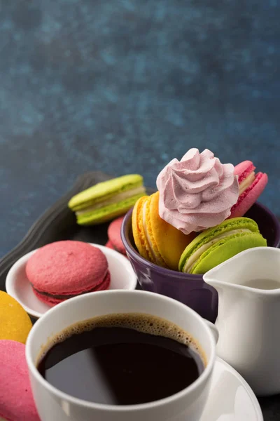 Šálek kávy a sladkostí na stole — Stock fotografie