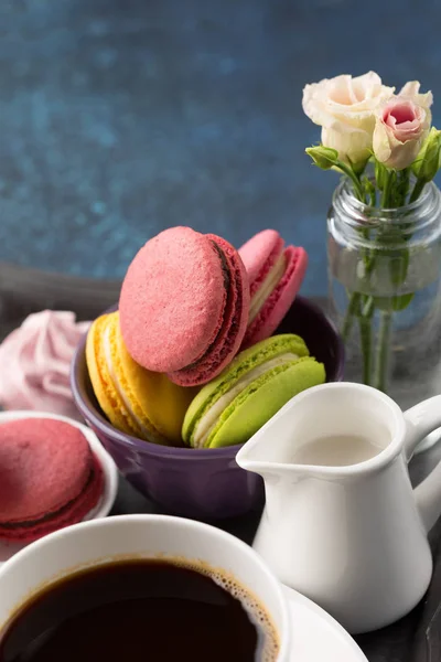 Taza de café y dulces en la mesa —  Fotos de Stock