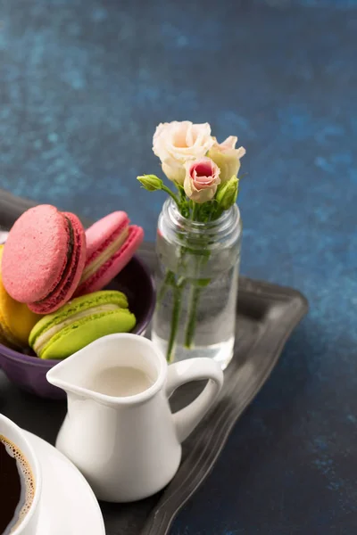 Taza de café y dulces en la mesa —  Fotos de Stock