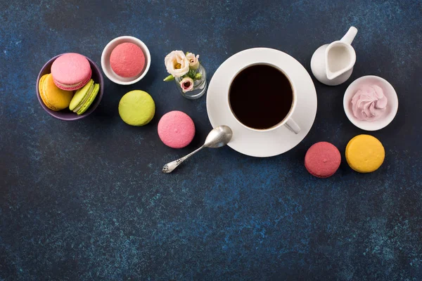 Tazza di caffè e dolci in tavola — Foto Stock