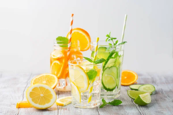 Geïnfundeerd water met verse citrusvruchten en ijs — Stockfoto