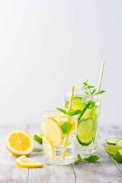 Geïnfundeerd water met verse citrusvruchten en ijs — Stockfoto