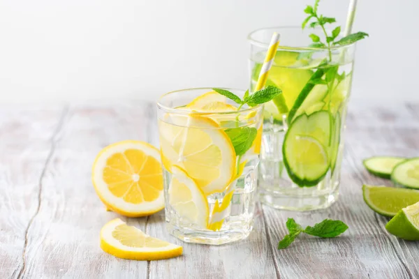 Geïnfundeerd water met verse citrusvruchten en ijs — Stockfoto
