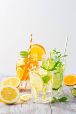 İnfüzyon su taze narenciye meyve ve buz ile