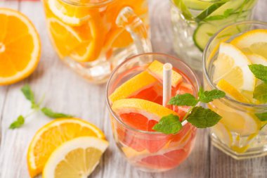 İnfüzyon su taze narenciye meyve ve buz ile