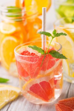 İnfüzyon su taze narenciye meyve ve buz ile