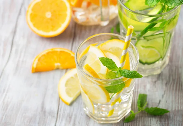 Geïnfundeerd water met verse citrusvruchten en ijs — Stockfoto