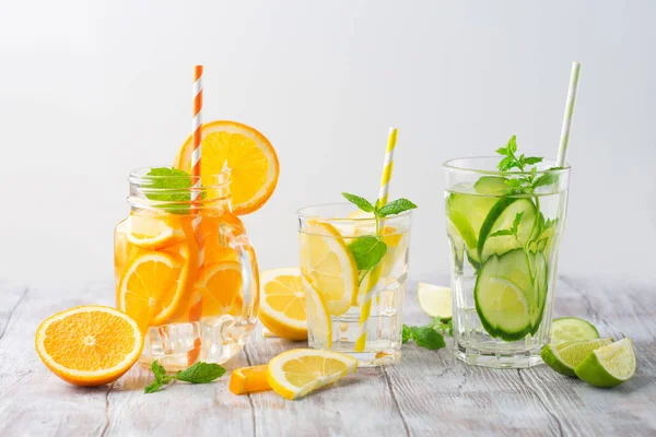 Geïnfundeerd water met verse citrusvruchten en ijs — Stockfoto