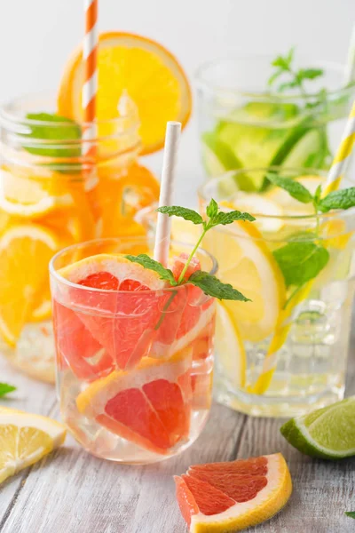 Geïnfundeerd water met verse citrusvruchten en ijs — Stockfoto