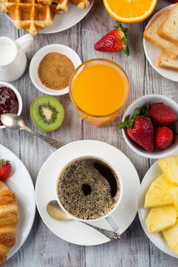 Kahve, portakal suyu, kruvasan ile Continental Kahvaltı Masası