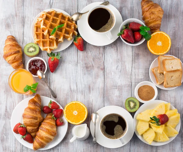 Tabulka kontinentální snídani s kávou, džusem, croissant — Stock fotografie