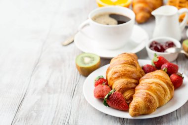 Kahve, portakal suyu, kruvasan ile Continental Kahvaltı Masası