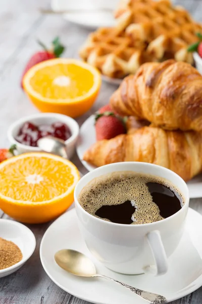 Kontinental frukostbord med kaffe, apelsinjuice, croissant — Stockfoto