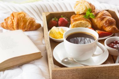 Kahve ile yatakta sabah kahvaltı