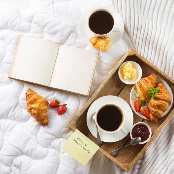 Ranní snídaně v posteli s kávou — Stock fotografie