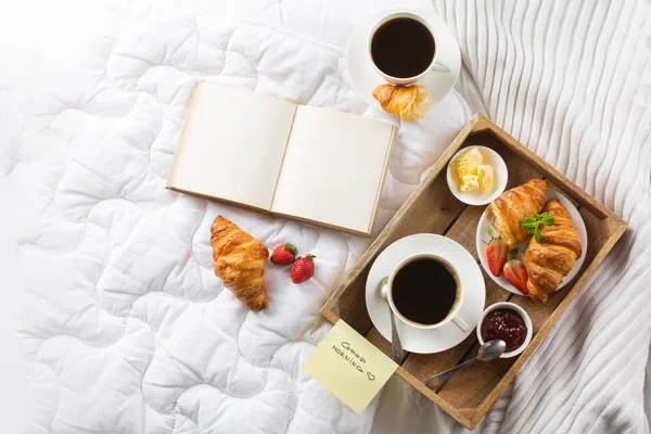 Colazione mattutina a letto con caffè — Foto Stock