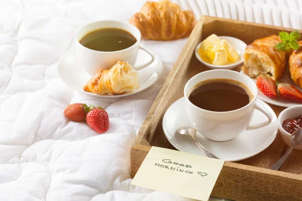 Colazione mattutina a letto con caffè — Foto Stock