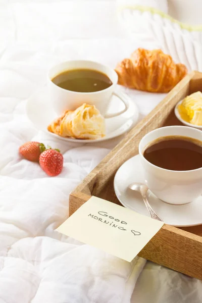 Colazione mattutina a letto con caffè — Foto Stock