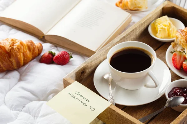 Colazione mattutina a letto con caffè — Foto Stock