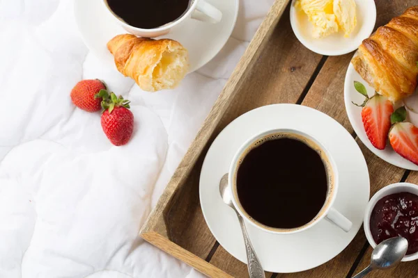 Ranní snídaně v posteli s kávou — Stock fotografie