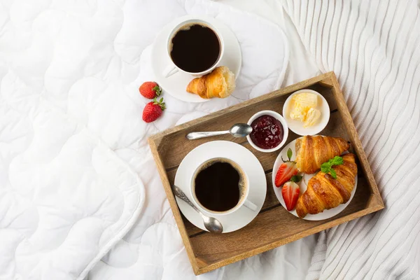 Colazione mattutina a letto con caffè — Foto Stock