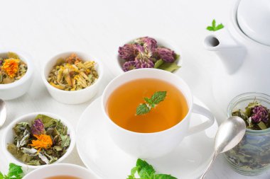 bitkisel çay, beyaz arka plan fincan