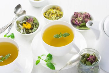 bitkisel çay, beyaz arka plan fincan