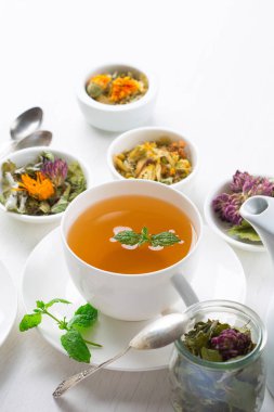 bitkisel çay, beyaz arka plan fincan