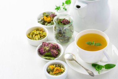 bitkisel çay, beyaz arka plan fincan