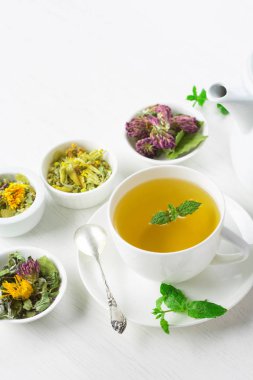 bitkisel çay, beyaz arka plan fincan