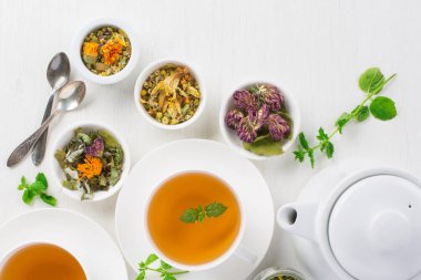 bitkisel çay, beyaz arka plan fincan