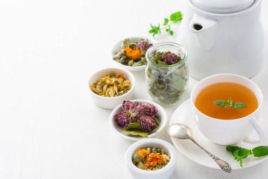 bitkisel çay, beyaz arka plan fincan