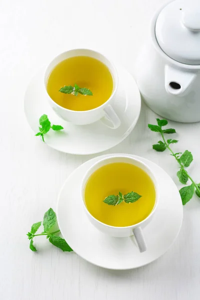 Tazza di tisana, sfondo bianco — Foto Stock