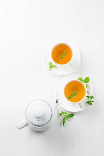 Tazza di tisana, sfondo bianco — Foto Stock