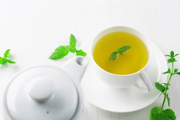 Tazza di tisana, sfondo bianco — Foto Stock