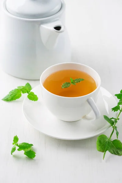 Tazza di tisana, sfondo bianco — Foto Stock