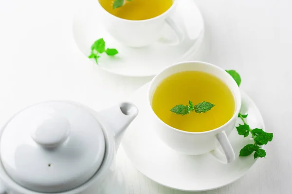 Bitkisel çay, beyaz arka plan fincan — Stok fotoğraf