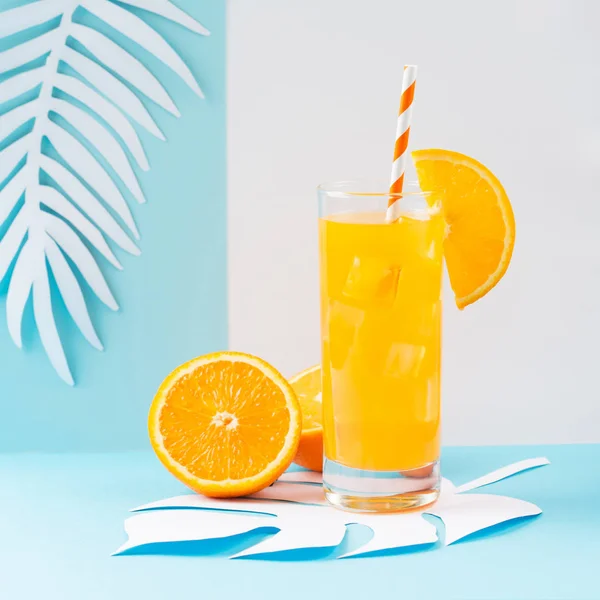 Sok pomarańczowy w szkle i świeżych owocach — Zdjęcie stockowe