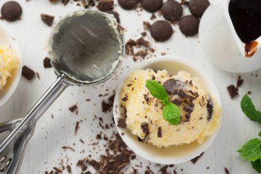 Çikolatalı ve naneli vanilyalı dondurma.