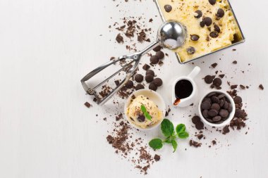 Çikolatalı ve naneli vanilyalı dondurma.