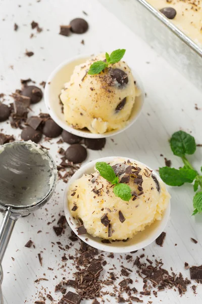 Vanilla Ice Cream With Chocolate and Mint — Stock Photo, Image