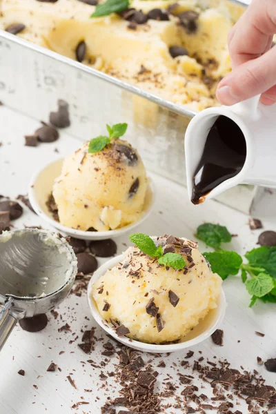 Vanille-ijs met chocolade en munt — Stockfoto