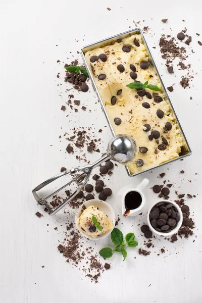 Vanilla Ice Cream With Chocolate and Mint — Stock Photo, Image