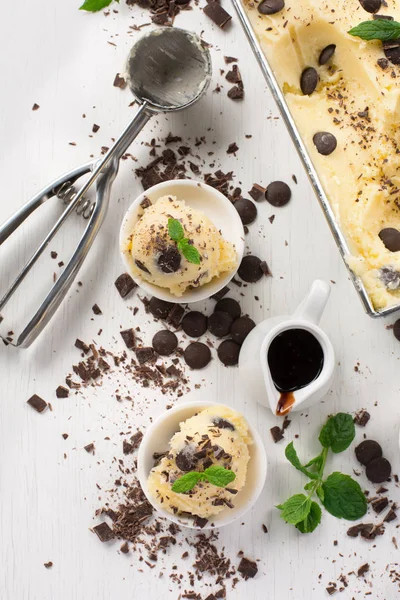 Vanilleeis mit Schokolade und Minze — Stockfoto