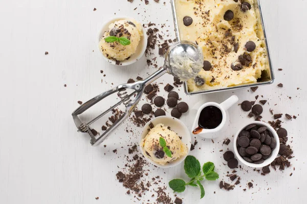 Vanilla Ice Cream With Chocolate and Mint — Stock Photo, Image