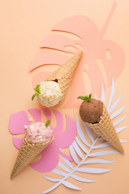 Çilek, vanilya, çikolatalı dondurma ile waffle konileri