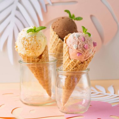 Çilek, vanilya, çikolatalı dondurma ile waffle konileri